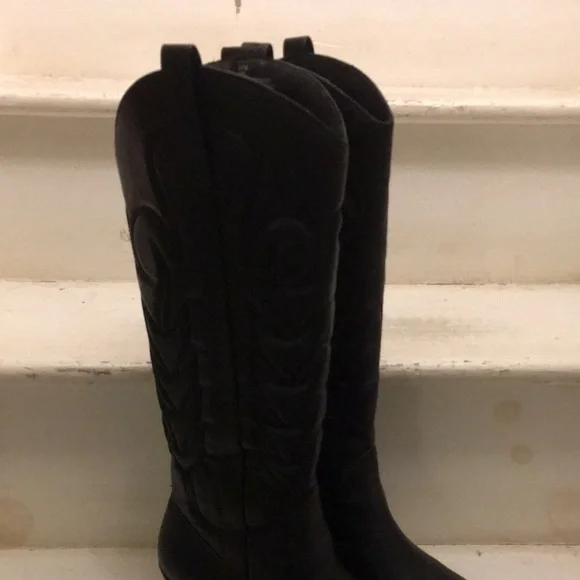 Women's Black Pointed-Toe Western Knee-High Heeled Boots - Picture 14 of 17